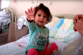 土耳其2岁女孩被蛇咬后，反咬蛇一口！分析：或是女孩先动的手图片