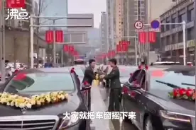 （视频）@太原人！温暖的瞬间！破防了！两对军婚新人接亲路上偶遇互换捧花图片