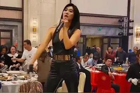 王蓉在小县城捞金，穿深V皮衣站椅子上卖力演唱，网友：太掉价了图片