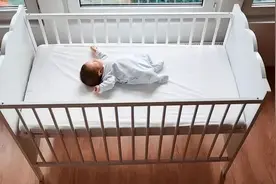婴儿怎么睡？AAP更新婴儿睡眠安全指南图片