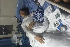 火锅店17岁服务员加汤不及时，被就餐女士辱骂，竟端起热水泼过去图片