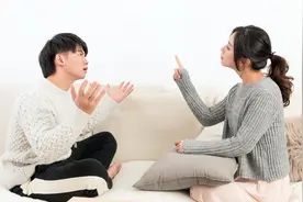 妻子辞职在家照顾瘫痪婆婆3年，丈夫却提出AA制，妻子：我不养了图片