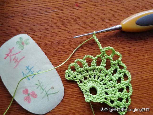 远方喜欢在银杏树下漫步的人,为你钩织了两片银杏叶哟