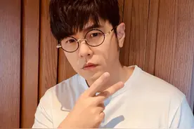 43岁周杰伦身体状态引担忧，现身医院打点滴，直言内心恐慌手麻图片