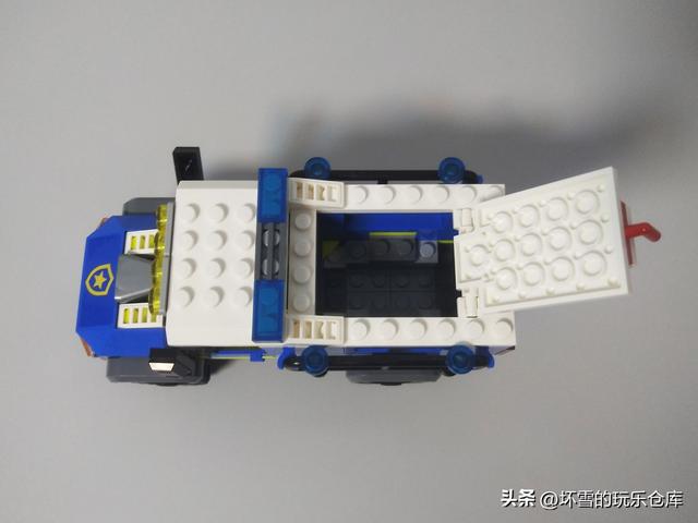 乐高城市组套装试玩，警察大战银行抢匪，保障乐高城市安全