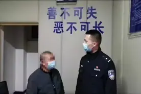 男子利用高锰酸钾遇水变红称有“血光之灾”，向过路的老年人免费赠送开光项链，专骗老年人钱！图片