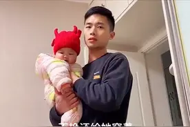 河南一爸爸带娃发现该换尿不湿了，妈妈的话让网友无语：同款老公图片