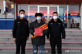拾荒老人在垃圾桶发现弃婴最新进展：给老人颁发奖励金图片