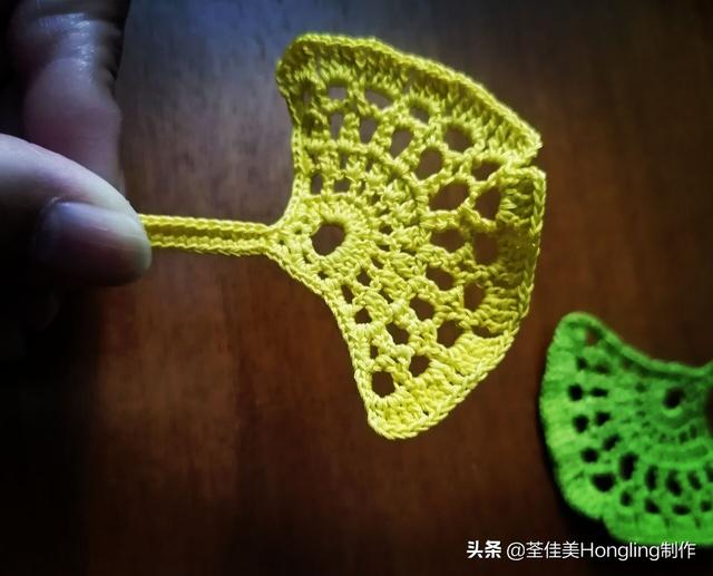 远方喜欢在银杏树下漫步的人,为你钩织了两片银杏叶哟