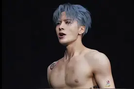 王嘉尔内娱活菩萨，音乐节激情脱衣秀腹肌，请男明星们多学一学图片
