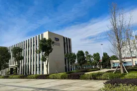 湖南占地1000亩的汽车工厂，只生产一款车，却成了当地的旅游景点图片