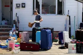 武汉设计院长移民美国，最后沦落翻垃圾为生，全家被淹死在地下室图片