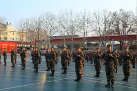 武警秦皇岛支队举行入伍新兵授枪仪式图片