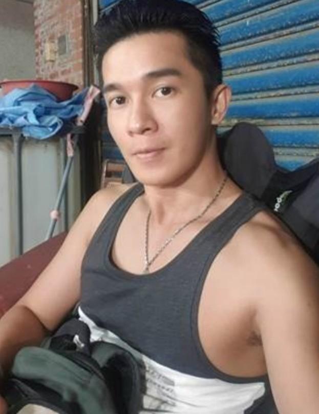 车库搬运7小时重物不嫌累,月挣2千也好激动(陈泽宇近况) - 凑外百科