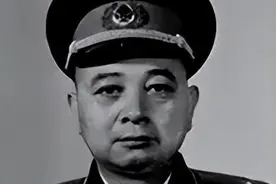 别人台上领将军衔，他在台下站着，周总理问原因：没念到我的名字图片
