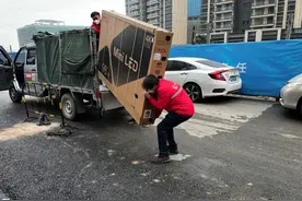 还在担心98英寸上楼难？实际体验一下就知道了图片