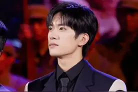 易烊千玺考编争议越演越烈，每日掉粉过万，网友开始抵制其代言图片