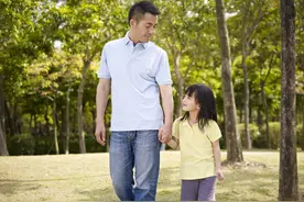 单亲父亲和女儿关系不好怎么办图片