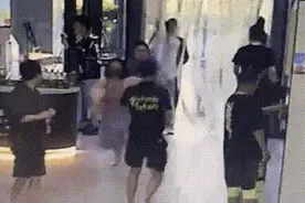 天津大学小仙女，跑路的样子太拉风，她为什么非要往同学头上扣饭图片
