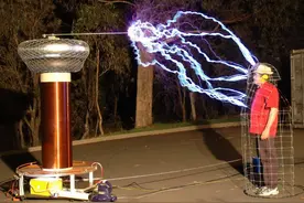 雷雨天开敞篷车真的是“作死”吗？车被闪电击中会不会报废？图片