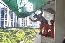 山西一工地，1名工人从20楼坠落，消防部门紧急救援图片