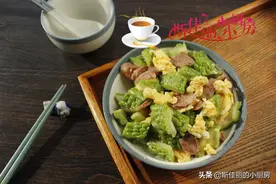 这三样菜一起炒太鲜美了，清热又开胃，一周吃7天都不腻，太解馋图片