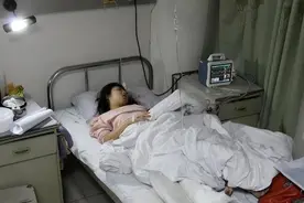 2018年陕西学生网购毒蛇被咬，到死不说种类，母亲翻看手机后痛哭图片