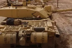 弹药殉爆、炮塔错位，乌军“挑战者2”坦克，被什么武器摧毁的？图片