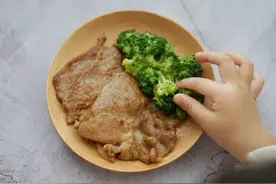 孩子不爱吃肉，不是挑食那么简单，3个原因等待家长去解决图片