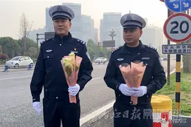 嘻嘻！内江街头，交警鲜花“表白”女司机图片