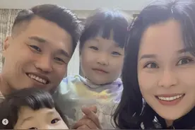 奥运冠军吕小军情人节晒一家四口全家福：妻子漂亮，女儿们可爱图片