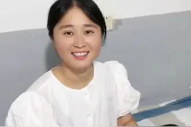 男子攒两年私房钱，给妻子买金手镯，一句话令人心服：这女人值得图片