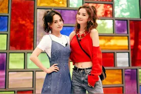 Twins复古姐妹花暖心写真，多彩玻璃映射友谊情深图片