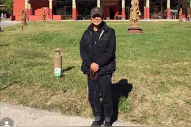 李连杰寺庙静修21天后现身！一身黑衣佛珠不离手，脚踩布鞋太低调图片