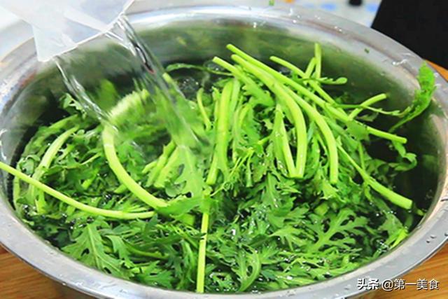 3月的“茼蒿”是真鲜，价钱便宜又水灵，学会这4种吃法，抢鲜吃