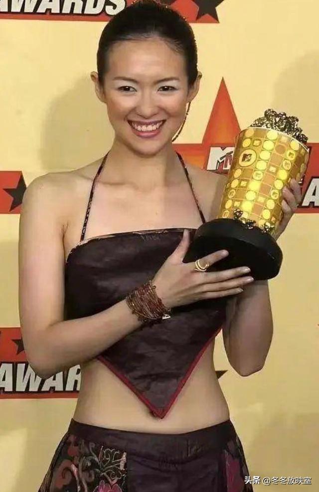 张艺谋“晚节不保”，妻子连夜转移资产出国，圈内早有征兆