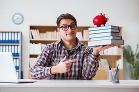 2022孩子考上大学，家长到底该给多少钱？看看这明细，高还是低？图片