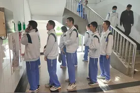 一通电话背后的故事~济南寄宿高中不能带手机，学生排队打电话成校园风景线图片