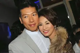 56岁女星晒与张耀扬贴面合影，纪念32年友谊，开心被赞有夫妻相图片