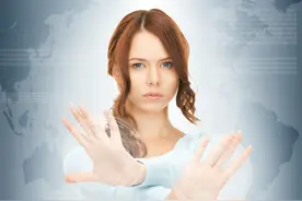 女员工平时和同事什么都聊，加班时被老板叫进办公室，差点出大事图片