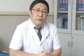 2019年，张红医生飞机上为老人跪地吸尿，37分钟吸出800毫升尿液图片