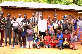 非洲纪录片：这个男人娶了8个老婆，生了50个孩子，还不满足图片