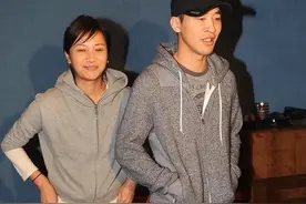 48岁的徐静蕾黄立行亮相，素颜肤色蜡黄，比同龄的黄立行显老太多图片