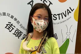 郑中基妻子罕晒娃！11岁女儿脖挂蟒蛇很淡定，7岁儿子亲吻大龟图片