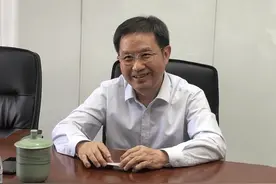 广西贫困县出了一个千亿身家的大富豪！农民儿子，46岁才开始创业图片