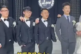 四川男子涂着大红嘴唇穿着紫色裙子，混进美女堆中，被数百人围观图片