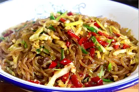 包菜炒粉条不要直接下锅，多加1步，不粘锅不起坨，比红烧肉还香图片