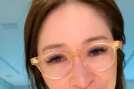 44岁萧亚轩：10亿身家，约会数百位小鲜肉，如今长相不忍直视图片