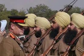 为什么印军宁愿花10分钟裹头巾，也不愿佩戴头盔？能防弹吗？图片