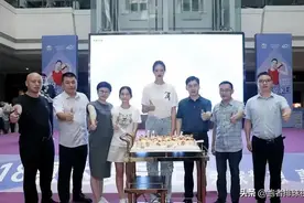 张常宁现身成都，不畏炎热为品牌“站台”，短袖牛仔裤少女感十足图片